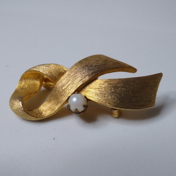 Vintage JJ Faux Pearl And Metal Ribbon Brooch - Picture 5 of 15